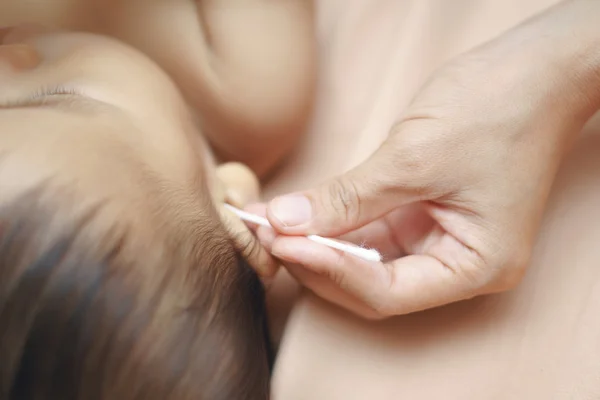 Matka ruční čištění dítě ucho — Stock fotografie