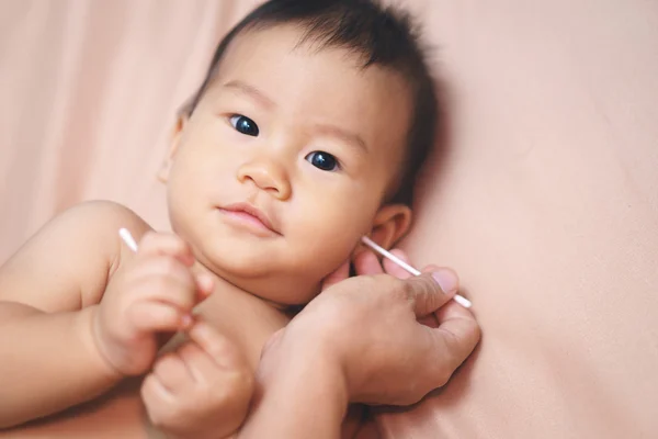 Mère nettoyage des mains oreille bébé — Photo