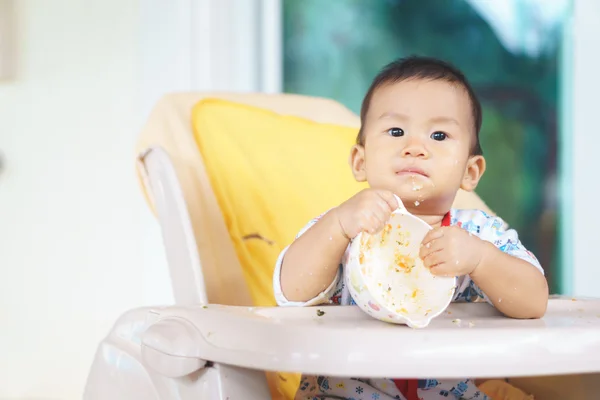 Азиатский ребенок ест пищу в одиночку — стоковое фото
