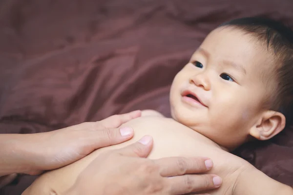 Matki, stosowanie proszku dla niemowląt — Zdjęcie stockowe