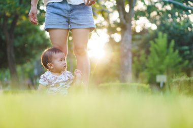 Anne oğlu ilk adım öğrenmek için yardım