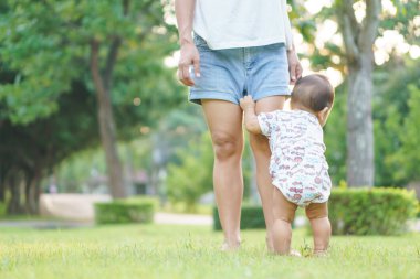 Anne oğlu ilk adım öğrenmek için yardım