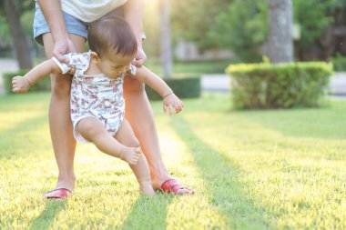 Anne oğlu ilk adım öğrenmek için yardım