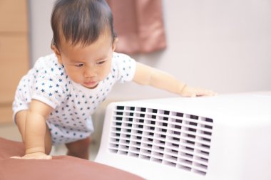 Asya bebek mobil klima aramaya meraklı
