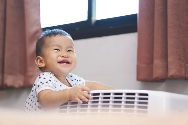 携帯エアコンを見て興味津 々 のアジアの赤ちゃん — ストック写真