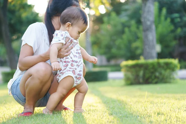 Madre ayudando a su hijo a aprender el primer paso —  Fotos de Stock