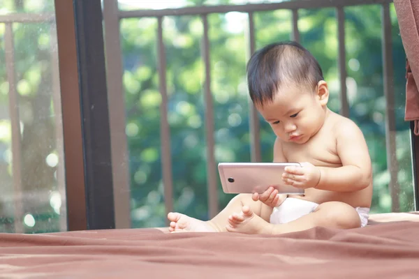 Asiático bebê jogando telefone celular — Fotografia de Stock