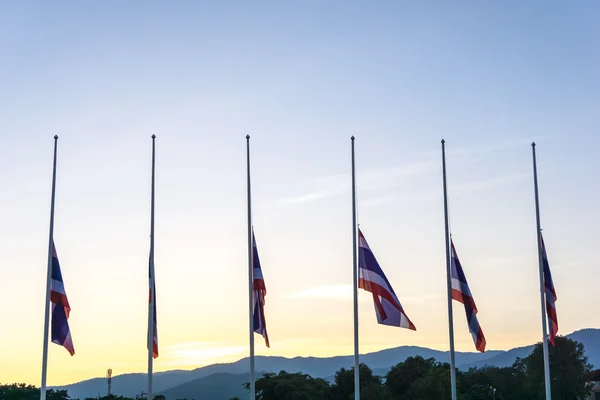 Bandera tailandesa fue bajada a medio mástil — Foto de Stock