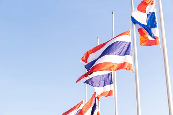 Bandeira tailandesa foi baixada para meio mastro — Fotografia de Stock