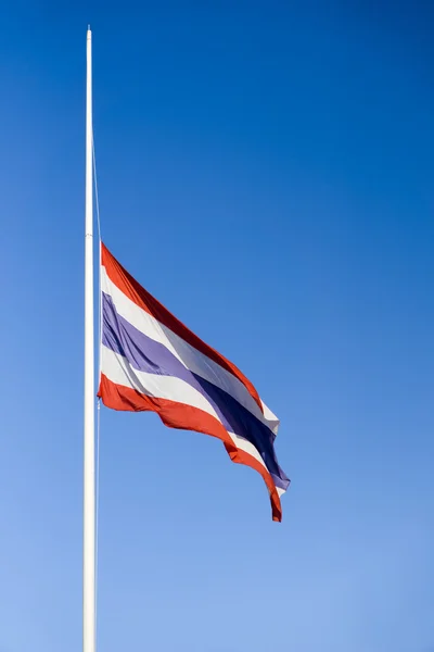 Thajská vlajka byla snížena na půl žerdi — Stock fotografie