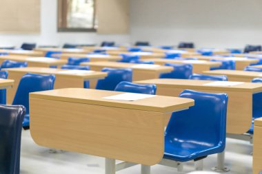 Tay ders sandalyeler ve masalar