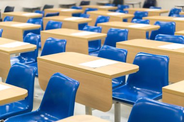 Tay ders sandalyeler ve masalar