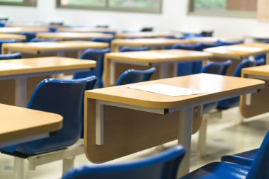 Tay ders sandalyeler ve masalar