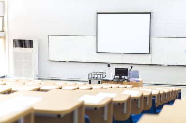 Tay ders sandalyeler ve masalar