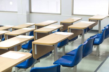 Tay ders sandalyeler ve masalar