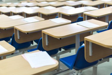 Tay ders sandalyeler ve masalar