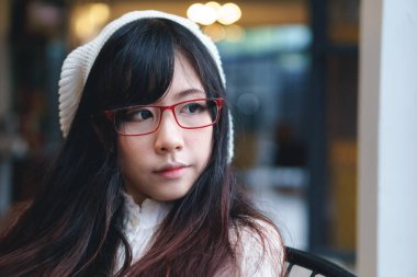 Şirin Asyalı kız portresi