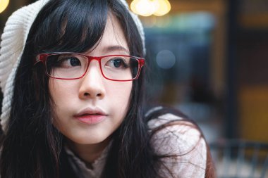 Şirin Asyalı kız portresi