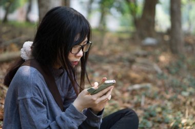 Ciddi bir ifadeyle telefon