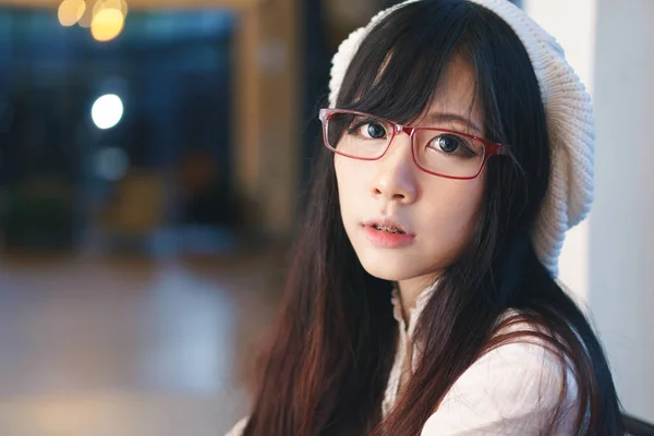 Porträtt av charmiga asiatisk tjej — Stockfoto