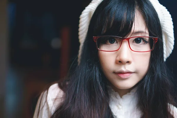 Портрет очаровательной азиатской девушки — стоковое фото