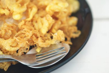 Karanlık plaka üzerinde yumurta omlet