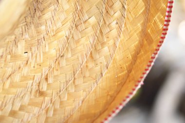 Yıpranmış hasır şapka