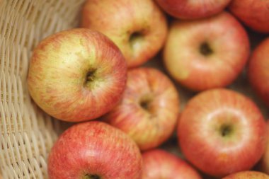 hasır sepet içinde elmalar