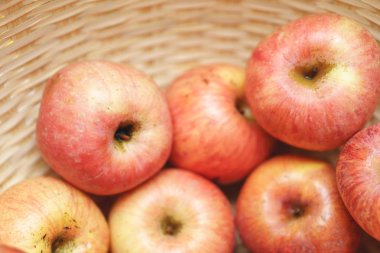 hasır sepet içinde elmalar