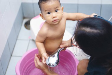 8 ay Asya bebek banyo