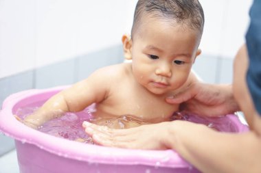 8 ay Asya bebek banyo