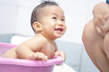 8 ay Asya bebek banyo