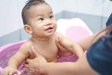 8 ay Asya bebek banyo
