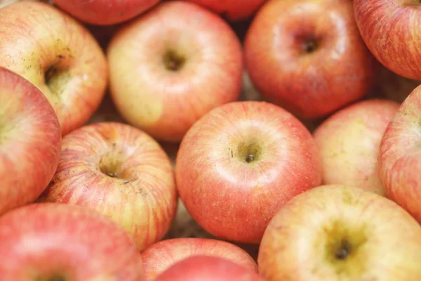 Яблоки в соломенной корзине — стоковое фото