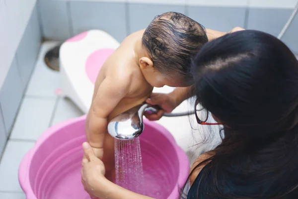 8 hónap ázsiai baba fürdés — Stock Fotó