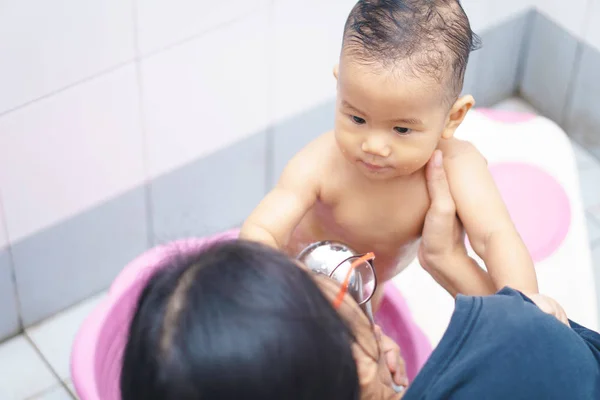 8 个月亚洲婴儿沐浴 — 图库照片
