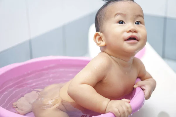 8 месяцев Азиатское детское купание — стоковое фото
