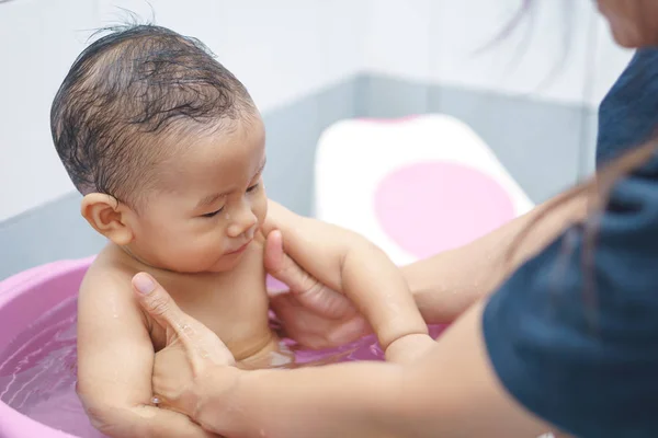 8 个月亚洲婴儿沐浴 — 图库照片