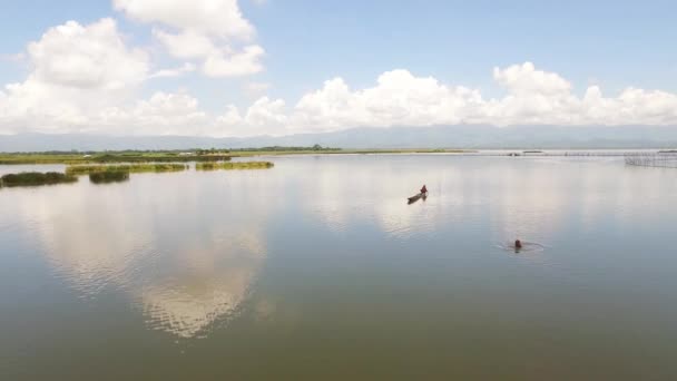 Pescador asiático en el agua para la captura de peces — Vídeos de Stock
