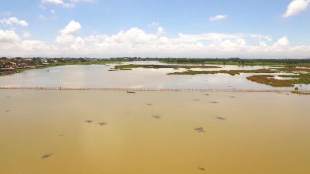 Plano aéreo de puente de madera — Vídeo de stock