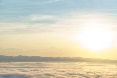 Sabah gökyüzü ve sis 