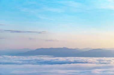 Sabah gökyüzü ve sis 