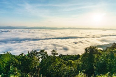 Sabah gökyüzü ve sis 