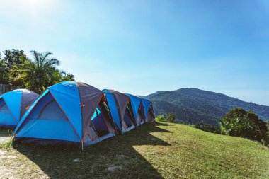 Dağda kamp çadırı 