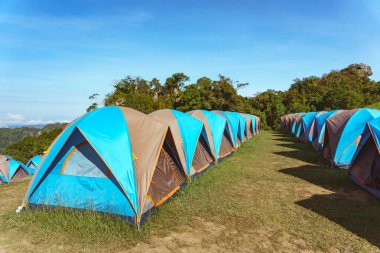 Dağda kamp çadırı 
