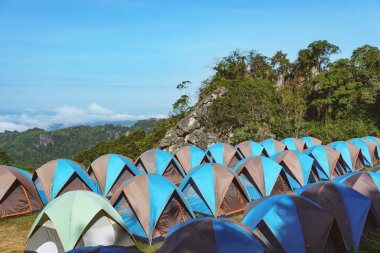 Dağda kamp çadırı 