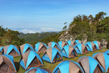 Dağda kamp çadırı 