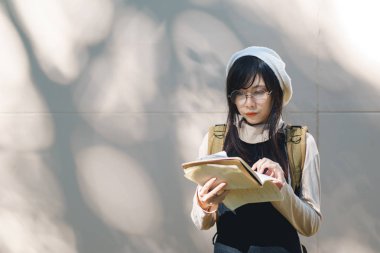 Rahat kıyafet içinde şirin Asyalı kız