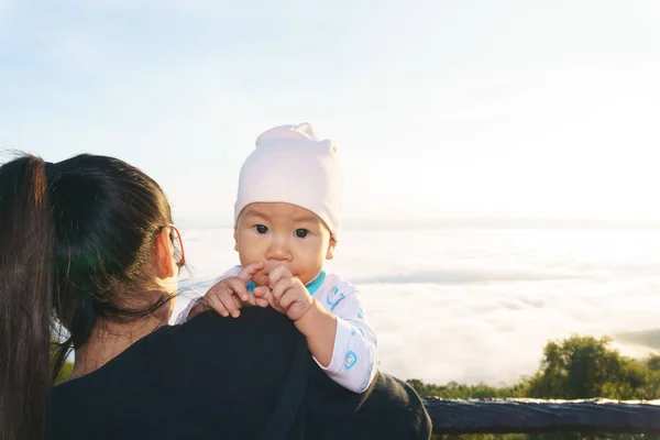 Ázsiai Anya gyermekével — Stock Fotó