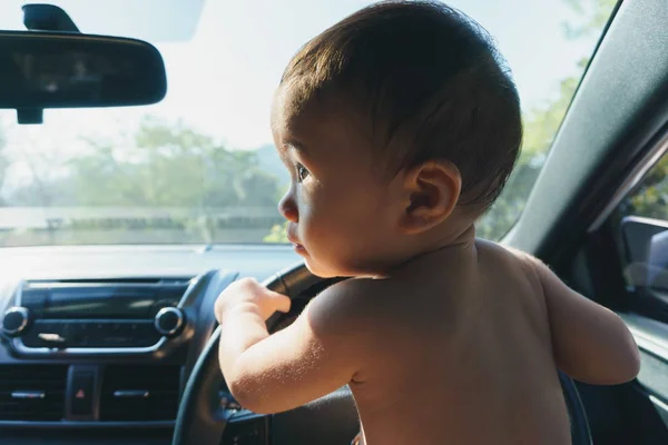 Asiático bebé detrás del volante — Foto de Stock